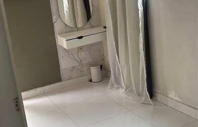 Imagem: A casa possui 1 Dormitório, 2 Banheiros, 1 Vaga na garagem