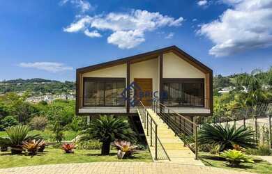 Imagem: A casa possui 4 Dormitórios, 5 Banheiros, 5 Vagas na garagem