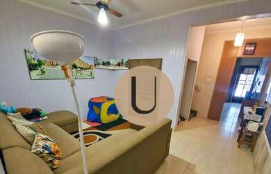 Imagem: A casa possui 4 Dormitórios, 2 Banheiros, 2 Vagas na garagem