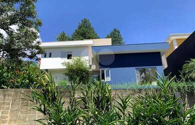 Imagem: A casa possui 3 Dormitórios, 4 Banheiros, 4 Vagas na garagem