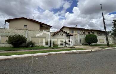Imagem: A casa em condomínio possui 3 Dormitórios, 1 Banheiro, 2 Vagas