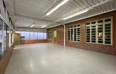 Imagem: O depósito possui 5 Vagas na garagem, 330m² de Área e está