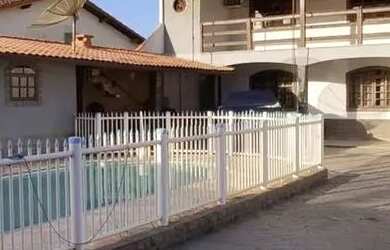 Imagem: A casa possui 3 Dormitórios, 4 Banheiros, 5 Vagas na garagem