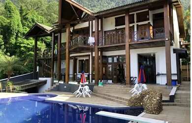 Imagem: A casa em condomínio possui 5 Dormitórios, 5 Banheiros, 5