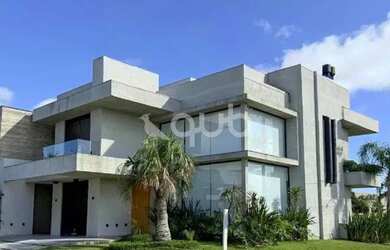 Imagem: A casa possui 4 Dormitórios, 5 Banheiros, 2 Vagas na garagem