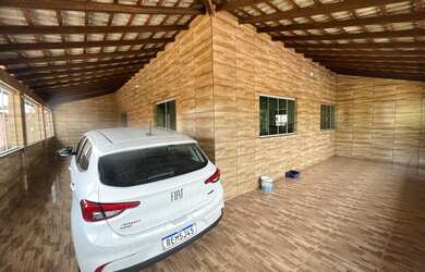 Imagem: A casa possui 3 Dormitórios, 3 Banheiros, 5 Vagas na garagem