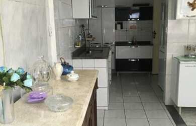 Imagem: A casa possui 3 Dormitórios, 1 Banheiro, 2 Vagas na garagem