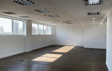 Imagem: O depósito possui 4 Vagas na garagem, 187m² de Área e está