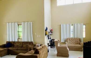 Imagem: A casa possui 3 Dormitórios, 4 Banheiros, 5 Vagas na garagem