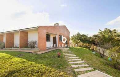 Imagem: A casa possui 3 Dormitórios, 3 Banheiros, 4 Vagas na garagem