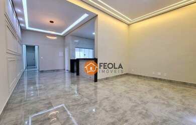 Imagem: A casa possui 3 Dormitórios, 3 Banheiros, 2 Vagas na garagem