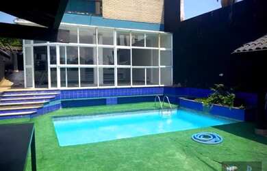 Imagem: A casa possui 4 Dormitórios, 5 Banheiros, 5 Vagas na garagem