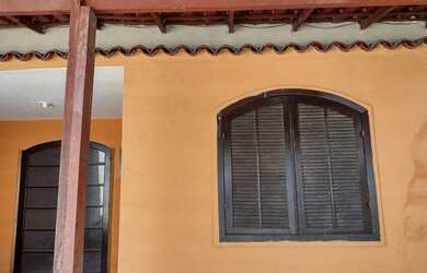 Imagem: A casa possui 3 Dormitórios, 3 Banheiros, 2 Vagas na garagem