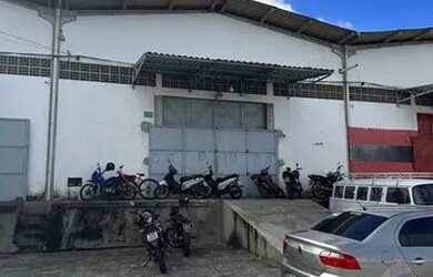 Imagem: O depósito possui 5 Vagas na garagem e 1000m² de Área e está
