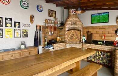 Imagem: A casa possui 3 Dormitórios, 3 Banheiros, 3 Vagas na garagem