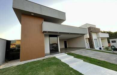 Imagem: A casa em condomínio possui 3 Dormitórios, 3 Banheiros, 4