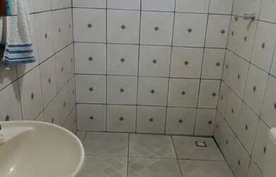 Imagem: A casa possui 2 Dormitórios, 1 Banheiro, 2 Vagas na garagem