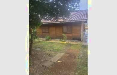 Imagem: A casa possui 3 Dormitórios, 3 Banheiros, 2 Vagas na garagem