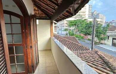 Imagem: A casa possui 3 Dormitórios, 3 Banheiros, 2 Vagas na garagem