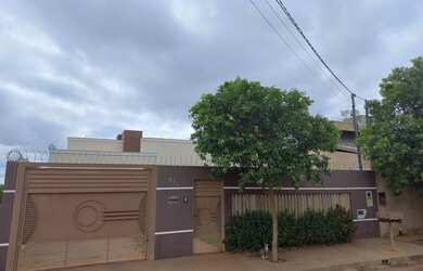 Imagem: A casa possui 3 Dormitórios, 3 Banheiros, 3 Vagas na garagem