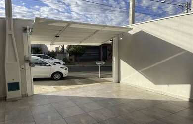 Imagem: A casa possui 2 Dormitórios, 2 Banheiros, 2 Vagas na garagem