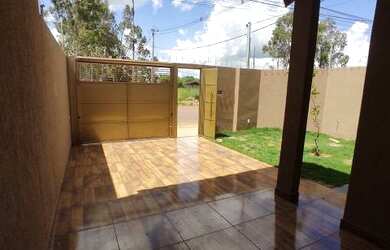 Imagem: A casa possui 3 Dormitórios, 1 Banheiro, 1 Vaga na garagem