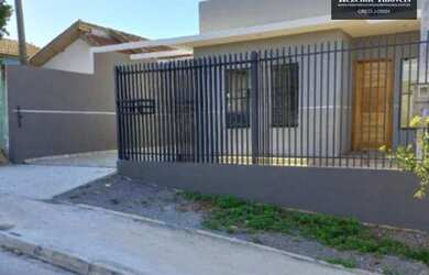 Imagem: A casa possui 2 Dormitórios, 1 Banheiro, 2 Vagas na garagem