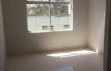 Imagem: O apartamento possui 3 Dormitórios, 1 Banheiro, 1 Vaga na garagem