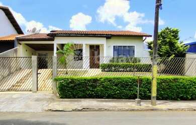 Imagem: A casa possui 3 Dormitórios, 2 Banheiros, 2 Vagas na garagem