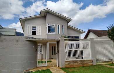 Imagem: A casa possui 4 Dormitórios, 3 Banheiros, 3 Vagas na garagem