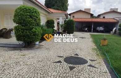 Imagem: A casa possui 4 Dormitórios, 5 Banheiros, 5 Vagas na garagem