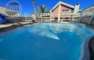 Imagem: A casa possui 4 Dormitórios, 4 Banheiros, 5 Vagas na garagem