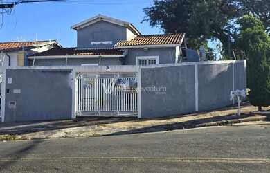 Imagem: A casa possui 3 Dormitórios, 3 Banheiros, 3 Vagas na garagem