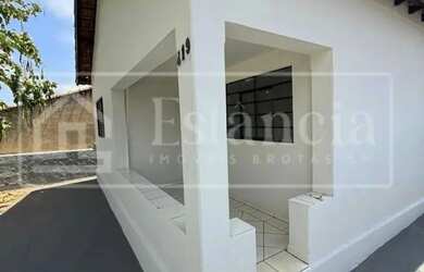 Imagem: A casa possui 2 Dormitórios, 1 Banheiro, 1 Vaga na garagem