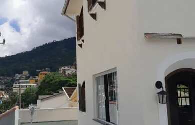 Imagem 1: Casa Petrópolis Mosela 4 quartos rua próxima a Igreja