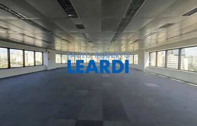 Imagem: O depósito possui 5 Vagas na garagem e 766m² de Área e está