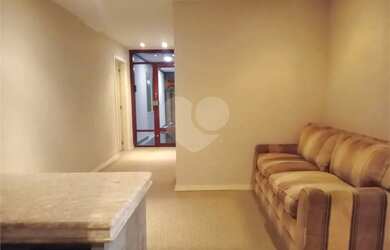 Imagem: O depósito possui 5 Vagas na garagem, 237m² de Área e está