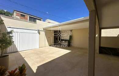 Imagem: A casa possui 3 Dormitórios, 2 Banheiros, 4 Vagas na garagem