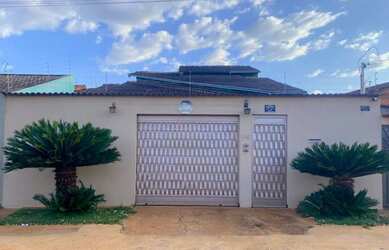 Imagem: A casa possui 3 Dormitórios, 1 Banheiro, 2 Vagas na garagem