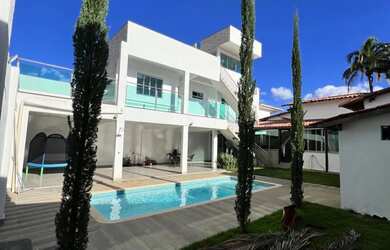 Imagem: A casa em condomínio possui 5 Dormitórios, 5 Banheiros, 2