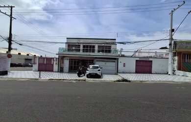 Imagem: A casa possui 5 Dormitórios, 5 Banheiros, 5 Vagas na garagem