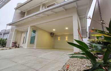 Imagem: A casa possui 5 Dormitórios, 3 Banheiros, 2 Vagas na garagem