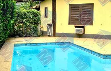 Imagem: A casa possui 4 Dormitórios, 4 Banheiros, 4 Vagas na garagem