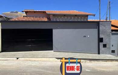 Imagem: A casa possui 3 Dormitórios, 3 Banheiros, 2 Vagas na garagem