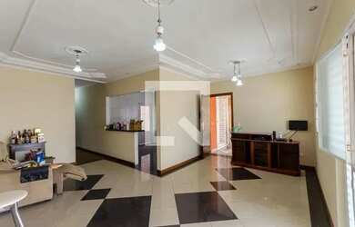 Imagem: A casa possui 3 Dormitórios, 3 Banheiros, 5 Vagas na garagem