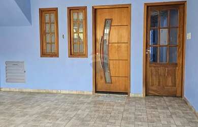 Imagem: A casa possui 3 Dormitórios, 3 Banheiros, 2 Vagas na garagem