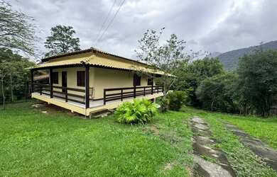 Imagem: A casa em condomínio possui 5 Dormitórios, 3 Banheiros, 2
