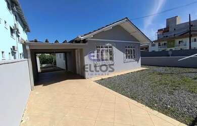 Imagem: A casa possui 2 Dormitórios, 1 Banheiro, 1 Vaga na garagem