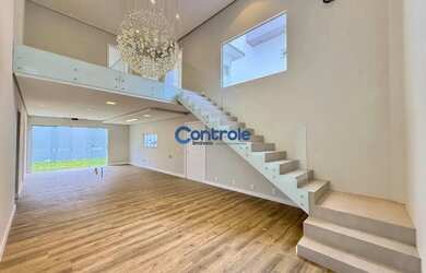 Imagem: A casa em condomínio possui 4 Dormitórios, 4 Banheiros, 2