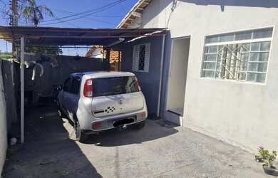 Imagem: A casa possui 2 Dormitórios, 2 Banheiros, 2 Vagas na garagem
